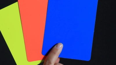 Mit der Blauen Karte soll gegen Spieler eine Zeitstrafe verhängt werden. (Foto: Jens Wolf/dpa)