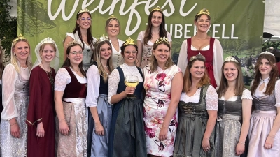 Für dieses Gruppenfoto, das während des letztjährigen Dorfweinfestes entstand, posierte noch Weinprinzessin Nina I. (erste Reihe, Weinglas in der Hand). Auf dem diesjährigen Gruppenfoto dürfte dann ihre Nachfolgerin, Maren I., zu sehen sein. Sie hat das Amt als Tauberzeller Weinprinzessin seit Dezember letzten Jahres inne.  (Foto: Heimat- und Weinbauverein Tauberzell)