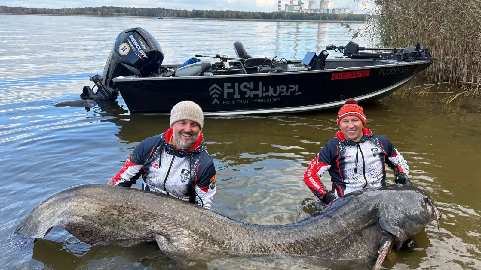 Zwei Angler in Polen haben einen fast drei Meter langen Wels gefangen. (Foto Handout) (Foto: Polska Akademia Wedkarska/dpa)