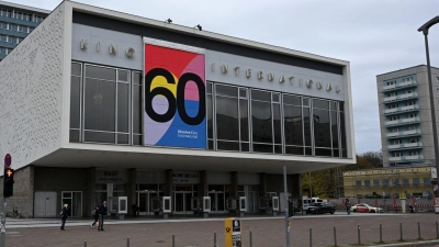 Das Kino International wird nach der Sanierung früher eröffnet als bisher geplant war. (Archivbild) (Foto: Jens Kalaene/dpa)