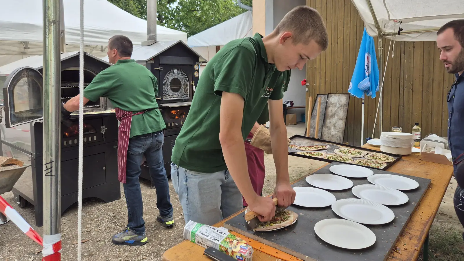 Zwei Pizzaöfen hatte der Heimatverein beim Brotbackfest im Einsatz, um alle Hungrigen zügig satt zu bekommen.  (Foto: Christina Özbek)