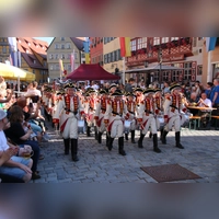 Die Dinkelsbühler Knabenkapelle marschiert in Uniformen und ihren Instrumenten auf den Weinmarkt. (Foto: Stefan Neidl)