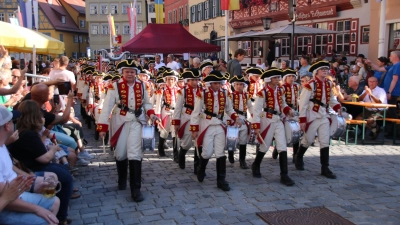 Die Dinkelsbühler Knabenkapelle marschiert in Uniformen und ihren Instrumenten auf den Weinmarkt. (Foto: Stefan Neidl)