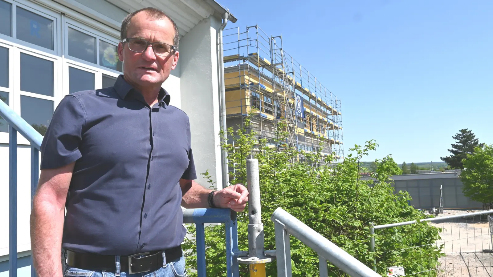 Tägliche Routine ist für Bürgermeister Toni Schiefer der Besuch der Großbaustelle „Ehegrundschule“. Das Gebäude wird saniert. (Foto: Judith Marschall)