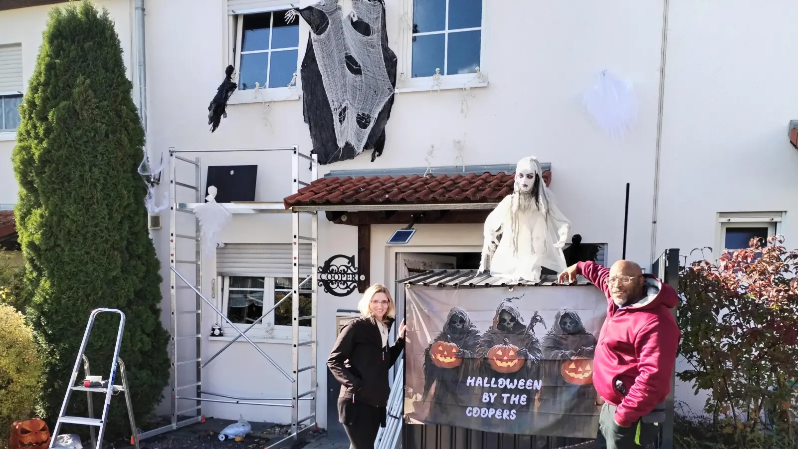 Stefanie und Larry Cooper bei ersten Vorbereitungen im Vorgarten. Wie das Haus dieses Jahr gestaltet sein wird, bleibt bis Halloween eine Überraschung.  (Foto: Michaela Krauth)