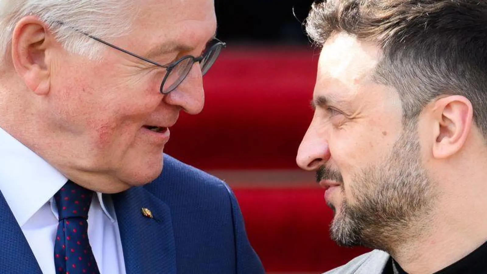 Einvernehmlich: Wolodymyr Selenskyj (r), Präsident der Ukraine, wird von Bundespräsident Frank-Walter Steinmeier nach ihrem Gespräch verabschiedet.  (Foto: Bernd von Jutrczenka/dpa)