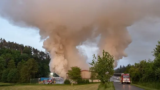 Heftige Rauchentwicklung beim Brand in einem Wertstoffhof in Losaurach. (Foto: Mirko Fryska)