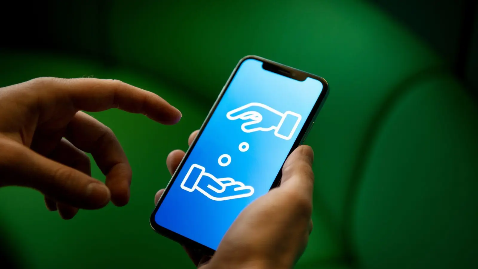 Ausgebliebene Mieteinnahmen, vorzeitiges Ausscheiden aus dem Betrieb oder Schmerzen nach einem Unfall: Verschiedene Szenarien können Entschädigungszahlungen rechtfertigen. Nicht immer sind diese steuerfrei. (Foto: Zacharie Scheurer/dpa-tmn)