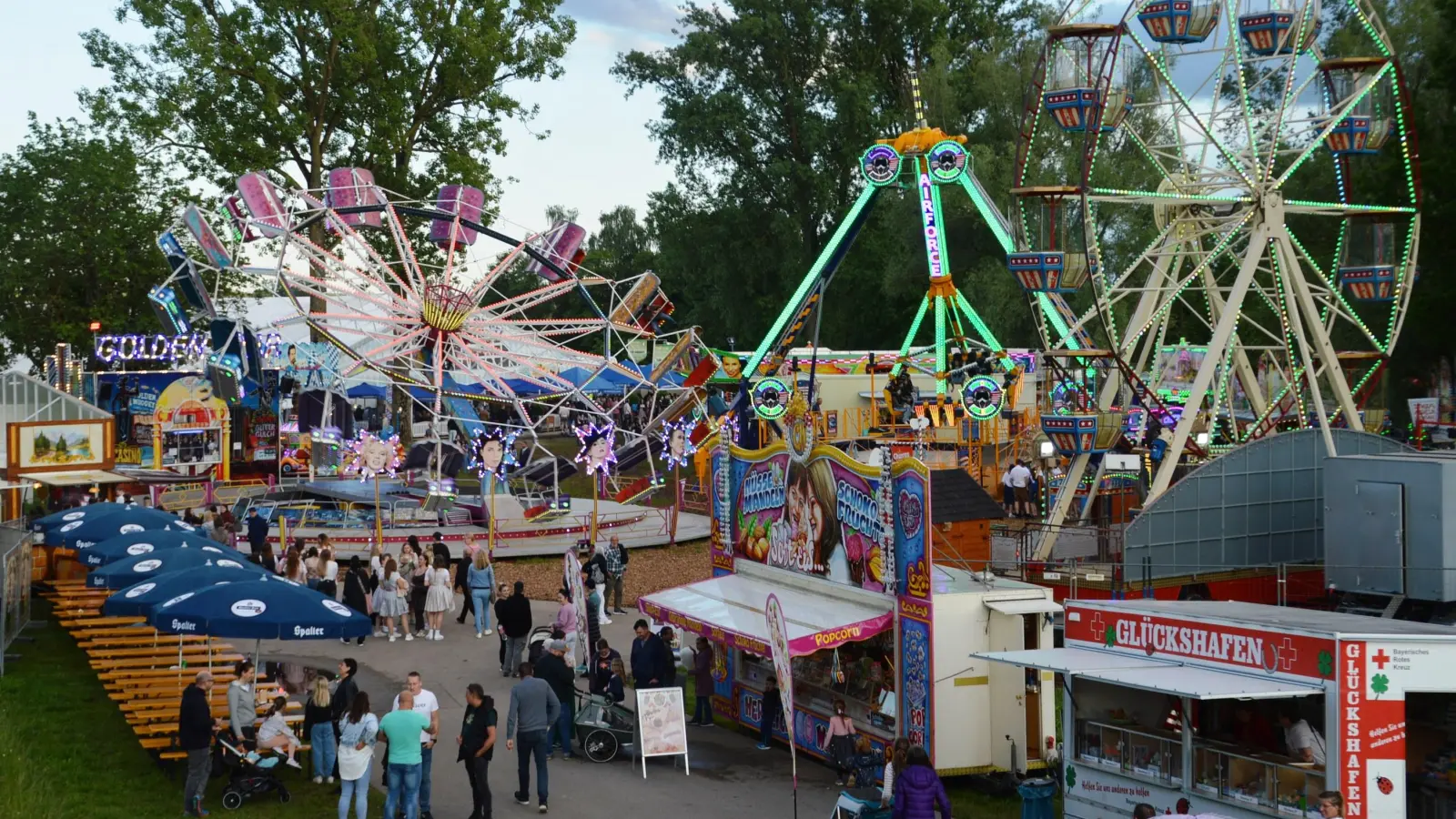 Eine Reihe von Fahrgeschäften und Buden kündigen die Organisatoren für das diesjährige Heimat- und Volksfest auf der Bürg in Wassertrüdingen an. Dabei gilt ein 18 Meter hohes Riesenrad als Besuchermagnet. (Foto: Peter Tippl)