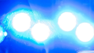 Ein Blaulicht leuchtet an einer Polizeistreife. (Foto: Lino Mirgeler/dpa)