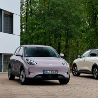 Modern, aber nicht zu extravagant: Das Design des Geely E2 lässt sich durchaus als massentauglich einstufen. (Foto: Thorsten Weigl/Geely/dpa-tmn)