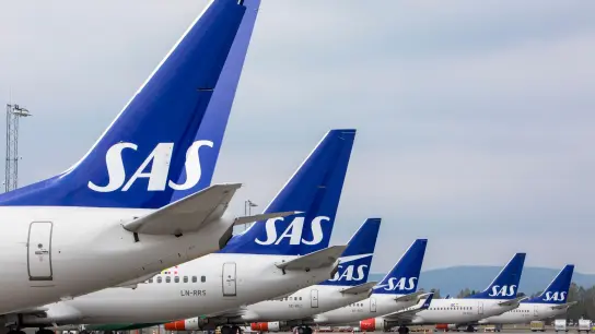 Flugzeuge der skandinavischen Fluggesellschaft SAS stehen am Terminal. Ein Pilotenstreik bei der Fluggesellschaft SAS in Skandinavien ist im letzten Augenblick aufgeschoben worden. (Foto: Ole Berg-Rusten/NTB Scanpix/dpa)