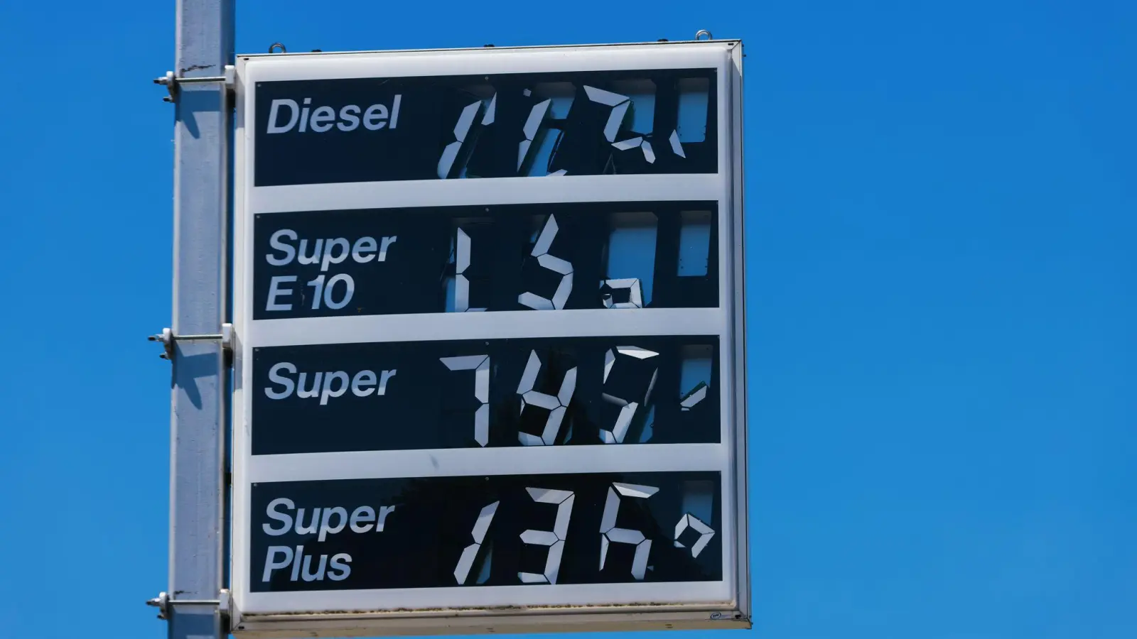 Die Preise für Benzin und vor allem Diesel sind zuletzt nach unten gepurzelt. (Archivbild) (Foto: Philipp von Ditfurth/dpa)