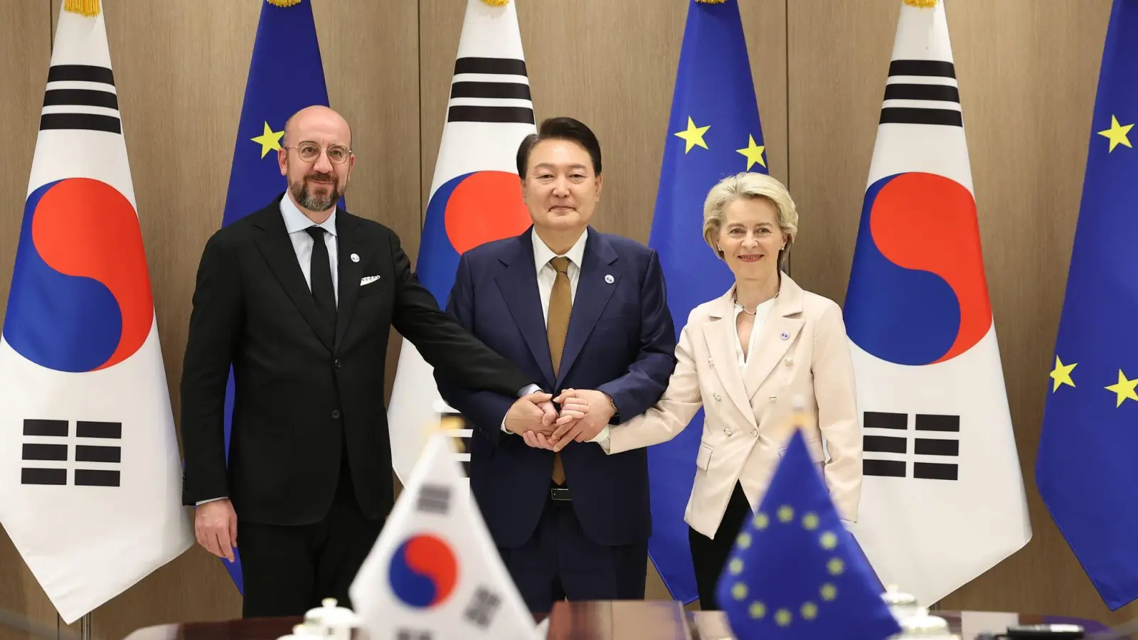 EU-Ratspräsident Charles Michel (l-r), Südkoreas Präsident Yoon Suk Yeol und EU-Kommissionspräsidentin Ursula von der Leyen zeigen Einigkeit. (Foto: ---/YNA/dpa)