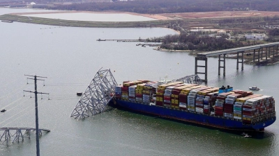 Das Containerschiff „Dali“ steckt unter einem Teil der Francis Scott Key Bridge fest. (Foto: Uncredited/Maryland National Guard/AP/dpa)