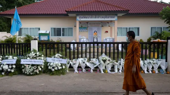 Der Amoklauf hat die Gemeinde Nongbua Lamphu tief erschüttert. Als Zeichen der Trauer legen Mönche Kränze und Blumen vor der Einrichtung ab. (Foto: Wason Wanichakorn/AP/dpa)
