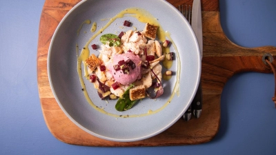 Ob mit Kondensmilch oder vegan: Das Rote-Bete-Eis passt nicht nur als Nachtisch, sondern auch auf geräucherter Forelle mit Blattsalaten, Toastwürfel und Vinaigrette. (Foto: Christin Klose/dpa-tmn)