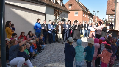 Am Mittwoch wurde die neue Kinderkrippe in der Ortsmitte von Neuhof eingeweiht. Die Kinder unterhielten die Gäste mit ihren Liedern. (Foto: Ute Niephaus)