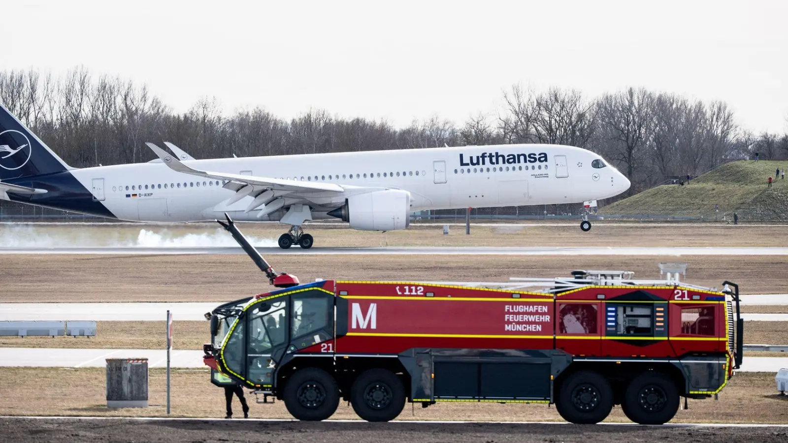 Wurde die Flughafenfeuerwehr nicht alarmiert? (Symbolbild) (Foto: Matthias Balk/dpa)