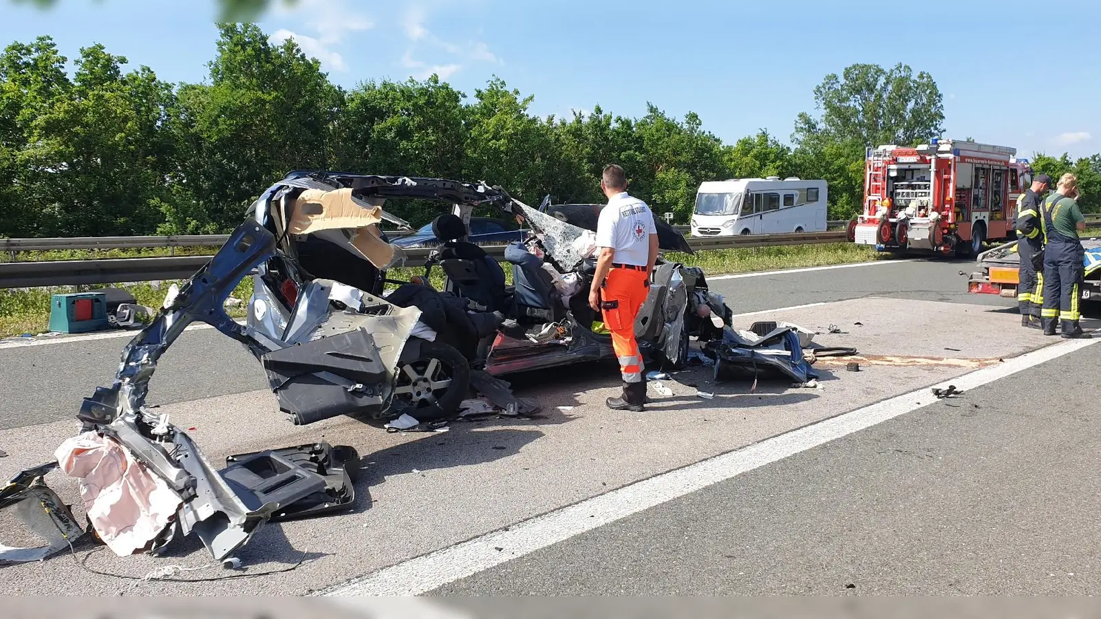 Ein schwerer Verkehrsunfall hat sich Montagmorgen auf der A6 bei Herrieden ereignet. (Foto: Wolfgang Grebenhof)