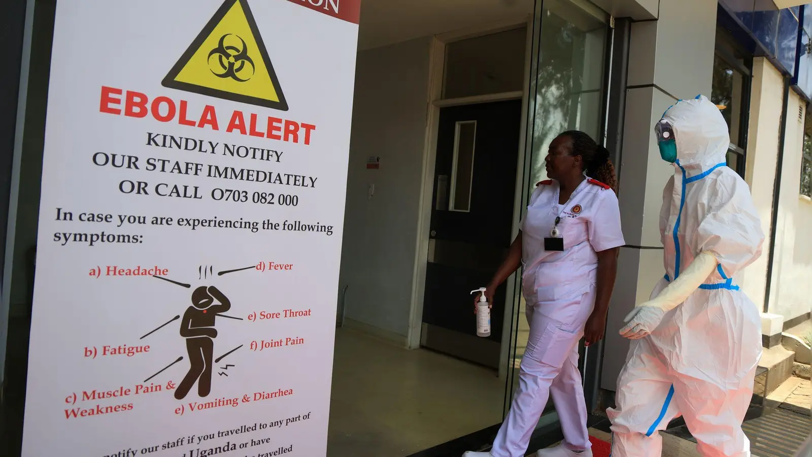Medizinisches Personal geht vor einer Ebola-Isolationsstation im Nairobi Hospital. (Archivbild) (Foto: Andrew Kasuku/AP/dpa)