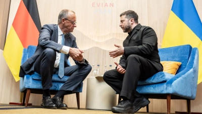 Bundeskanzler Friedrich Merz (CDU) bespricht mit dem ukrainischen Präsidenten Wolodymyr Selenskyj das weitere Vorgehen für ein Ende des russischen Angriffskriegs. (Foto: Michael Kappeler/dpa-Pool/dpa)