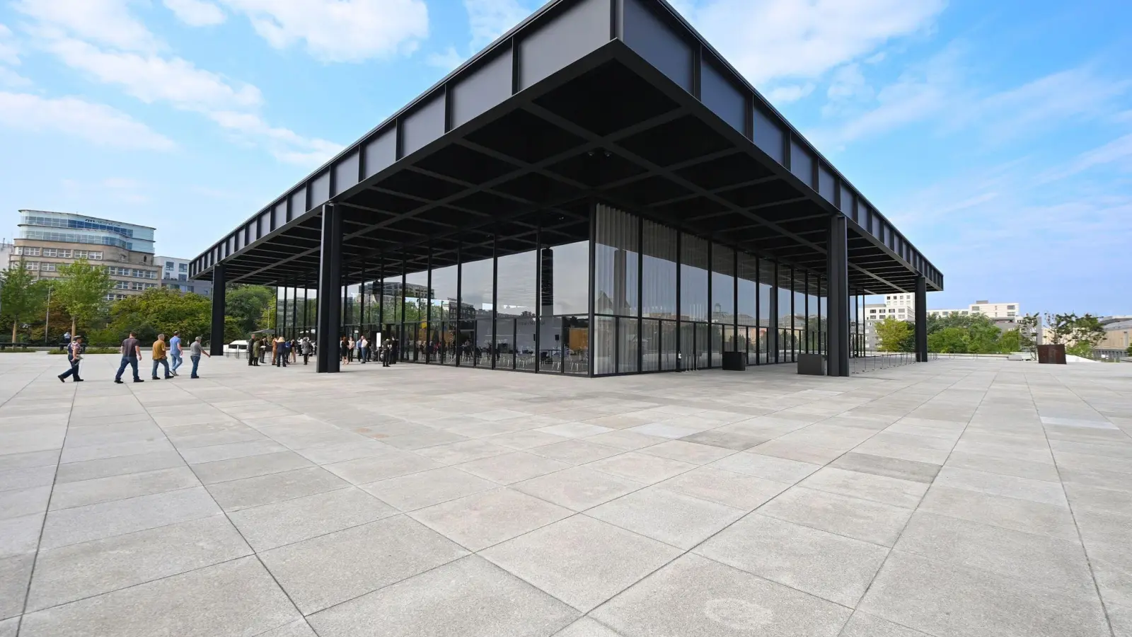 Die Neue Nationalgalerie in Berlin wird am Wochenende zur Mahnwache. (Foto: Soeren Stache/dpa-Zentralbild/dpa)