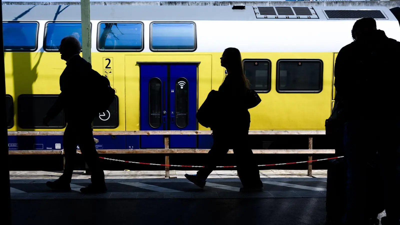 Die Länder sehen den Bund beim D-Ticket in der Pflicht. (Archivbild) (Foto: Julian Stratenschulte/dpa)