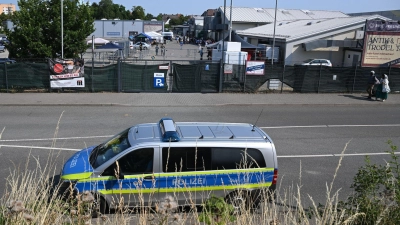 Polizeifahrzeug vor dem Messegelände. (Foto: Arne Dedert/dpa)