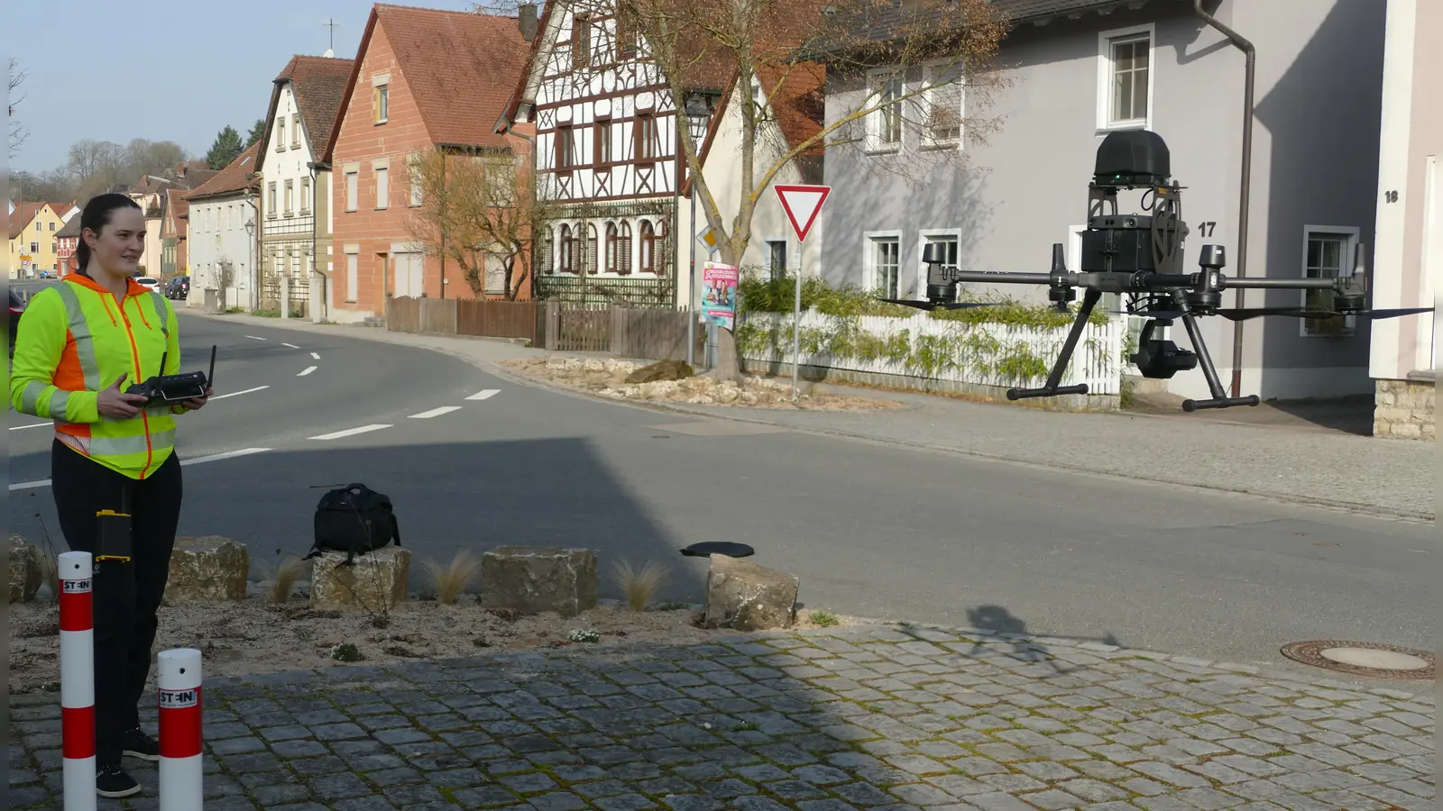 Emilie Lüdicke ließ zu Vermessungszwecken die Drohne über Obernzenn aufsteigen.  (Foto: Helmut Meixner)