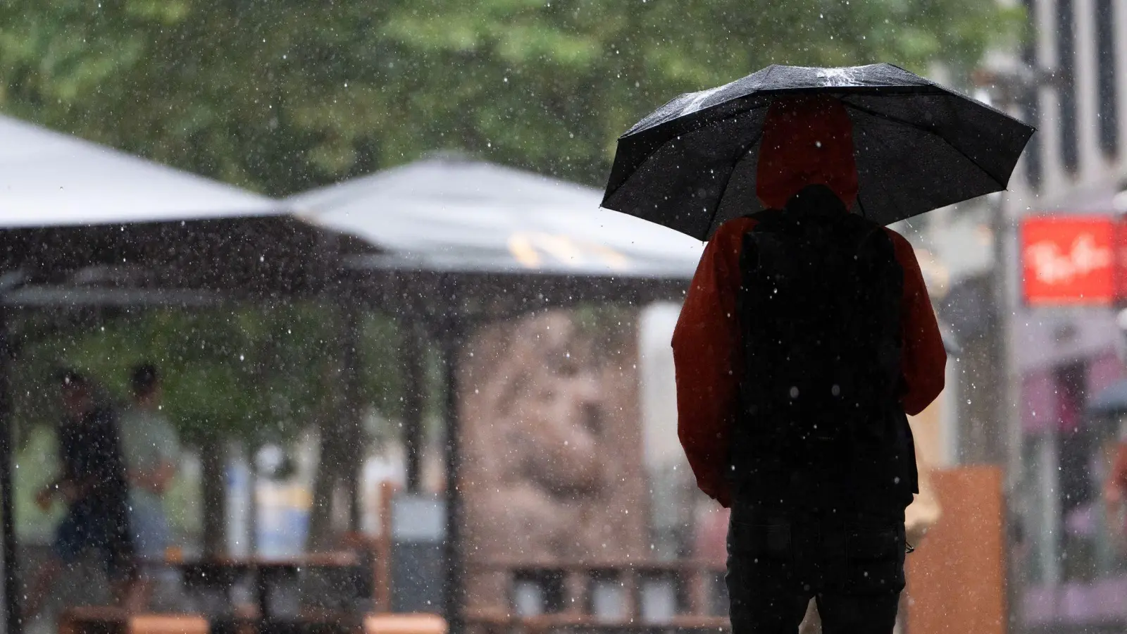 Im äußersten Süden kann es nass und gewittrig werden (Symbolbild)  (Foto: Markus Lenhardt/dpa)