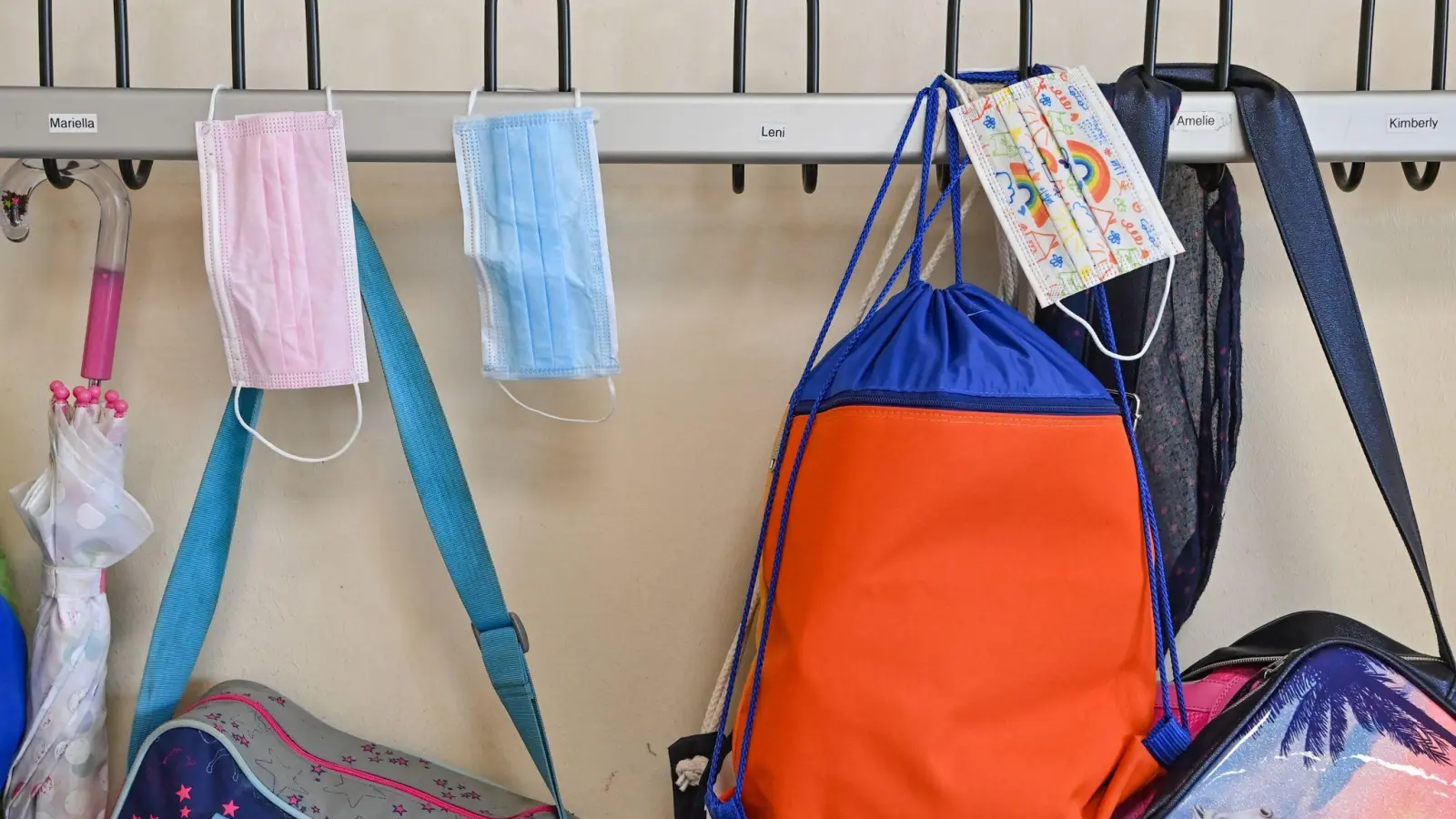 Masken hängen zusammen mit Taschen und Rucksäcken an Kleiderhaken in einem Klassenraum einer Grundschule. (Foto: Patrick Pleul/dpa-Zentralbild/ZB)