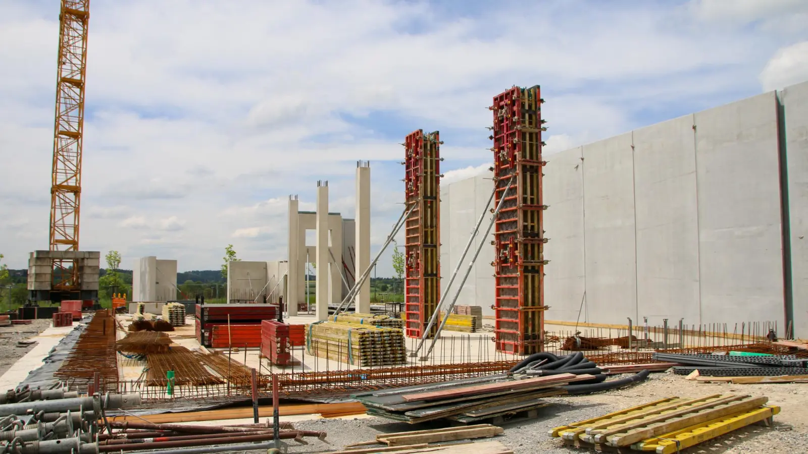 An die 13.000 Kubikmeter Beton werden an der Ellwanger Straße verbaut. In das Visioplex-Projekt werden bis Ende 2024 Dienstleistungen, Gastronomie sowie Bowling-Bahnen einziehen – und ein Kino-Komplex. (Foto: Martina Haas)