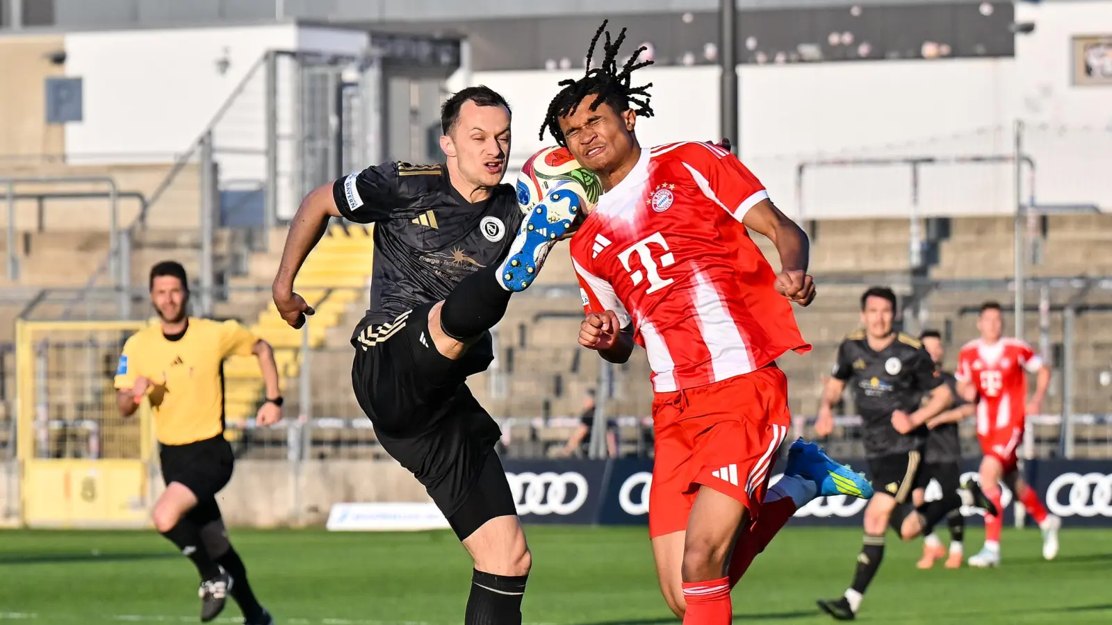 Der Ansbacher Eric Weeger (links) im Zweikampf mit Bayern-Torschütze Julien Yanda. (Foto: Adrian Goldberg)