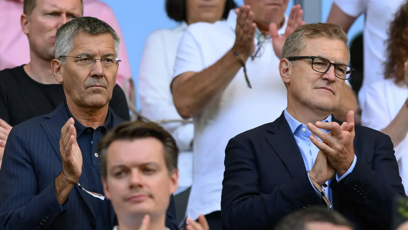 Bayern-Präsident Herbert Hainer (l) und Vorstandschef Jan-Christian Dreesen erklären die Transferstrategie. (Archivbild) (Foto: Swen Pförtner/dpa)
