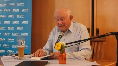 Günther Beckstein forderte in Oestheim bei Rothenburg mehr Dialog in der Politik. (Foto: Pauline Held)