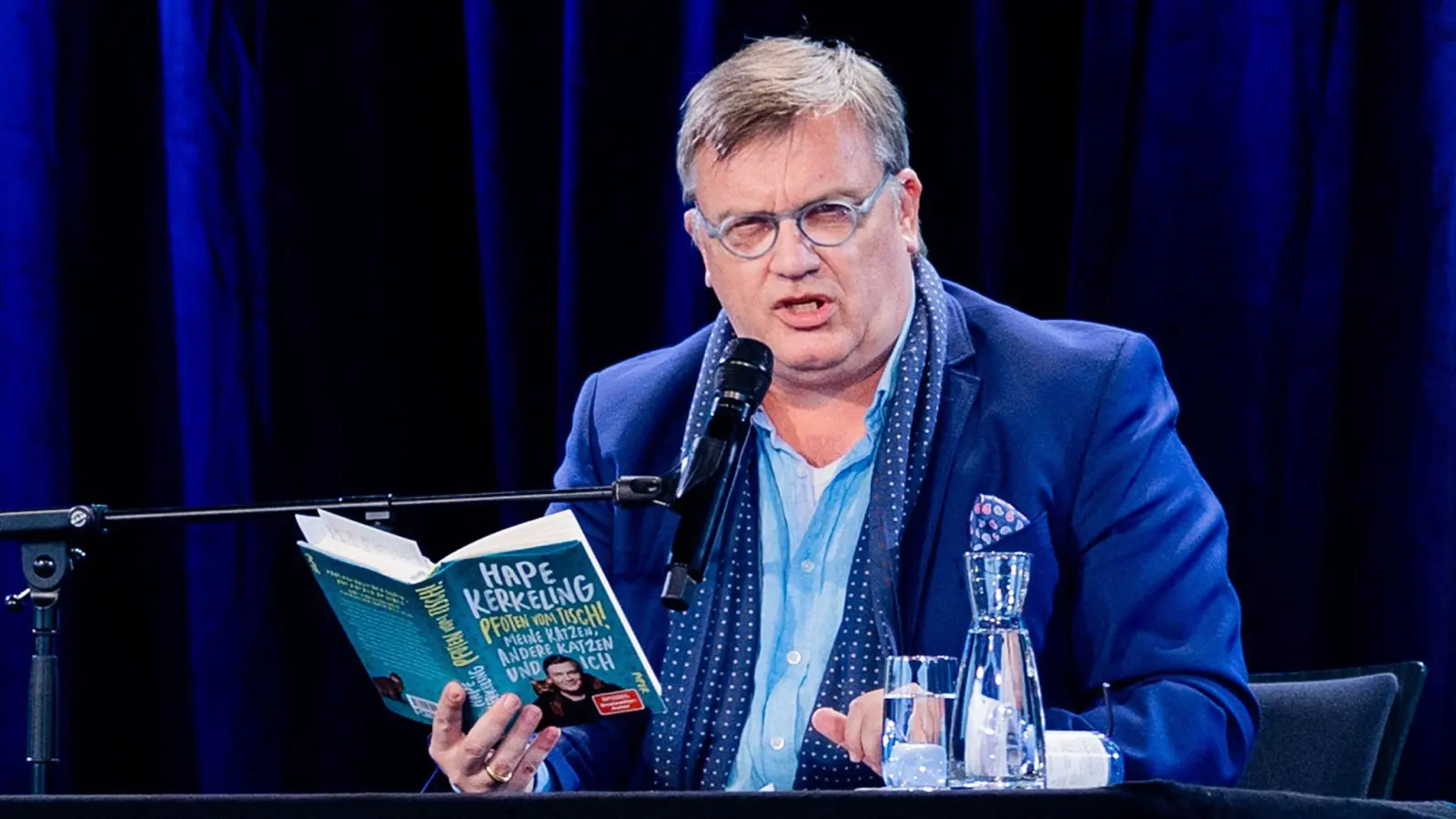 Hape Kerkeling liest aus seinem Buch „Pfoten vom Tisch!“, das jetzt auch verfilmt wird (Archivbild). (Foto: Rolf Vennenbernd/dpa)