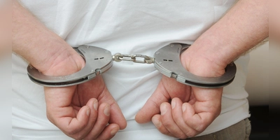 Zwei Männer sitzen in Untersuchungshaft, weil sie in Ansbach drei Menschen brutal zusammengeschlagen haben sollen. (Symbolbild: Uli Deck/dpa)