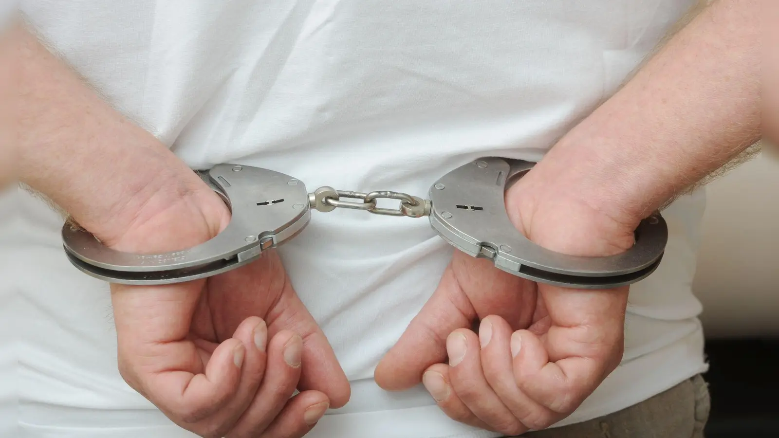 Zwei Männer sitzen in Untersuchungshaft, weil sie in Ansbach drei Menschen brutal zusammengeschlagen haben sollen. (Symbolbild: Uli Deck/dpa)