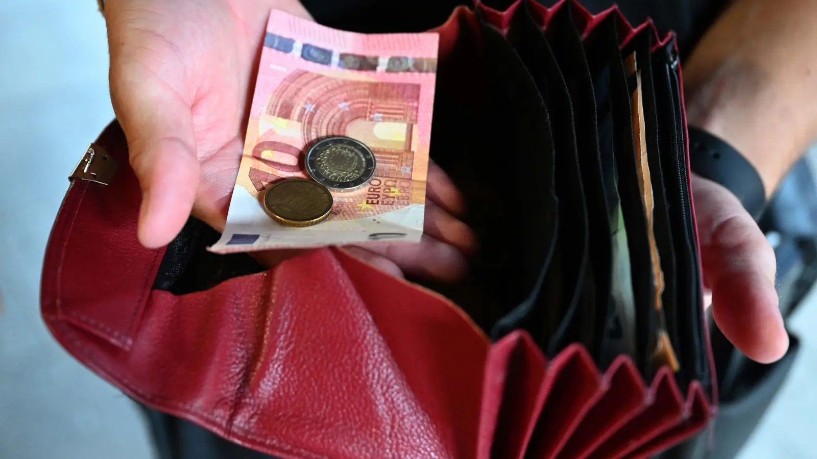 Die hohen Teuerungsraten vergangener Jahre sind für Normalverdiener immer noch nicht ganz verdaut. (Symbolbild) (Foto: Felix Hörhager/dpa)