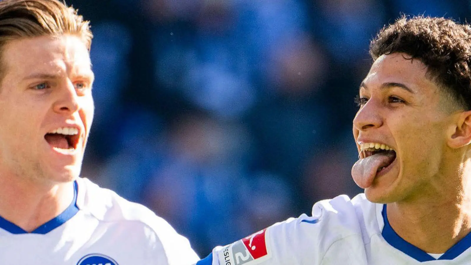 Die Karlsruher Dzenis Burnic (l) und Torschütze Louey Ben Farhat (r) bejubeln das Tor zum 0:1. Auch das 0:2 erzielte er. (Foto: Julius Frick/dpa)