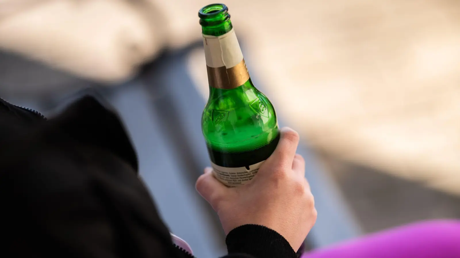 Während bei jungen Frauen das Rauschtrinken zurückgegangen ist, liegt es bei jungen Männern laut einer Studie weiterhin auf hohem Niveau. (Foto: Silas Stein/dpa)