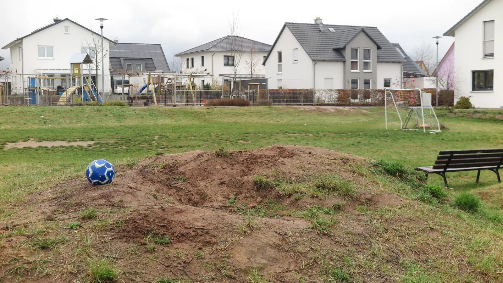 Wegen ungünstiger Planung ist das Zentrum der Siedlung „An den Schwabachauen“ noch unbebaut. Nach einer Änderung des Bebauungsplans werden in absehbarer Zeit fünf Mehrfamilienhäuser entstehen. (Foto: Eckard Dürr)