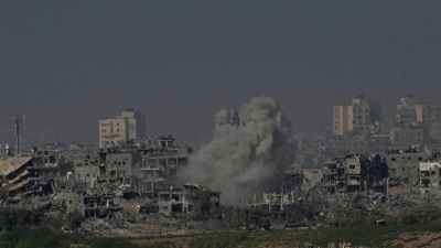 Rauch steigt nach einem israelischen Luftangriff im Gazastreifen auf. (Foto: Ariel Schalit/AP/dpa)