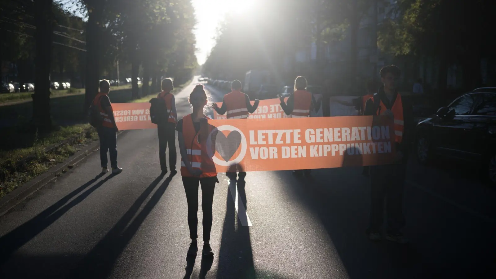 75 Unterstützer der Letzten Generation haben sich am Vormittag in Berlin an Straßenblockaden beteiligt. (Foto: Sebastian Christoph Gollnow/dpa)