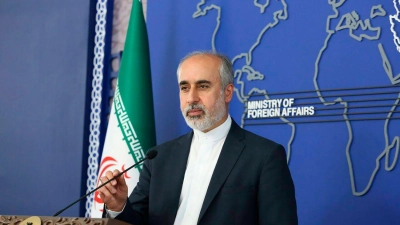 Irans Außenamtssprecher Nasser Kanaani bei einer Pressekonferenz in Teheran. (Foto: Uncredited/Iranian Foreign Ministry/AP/dpa)