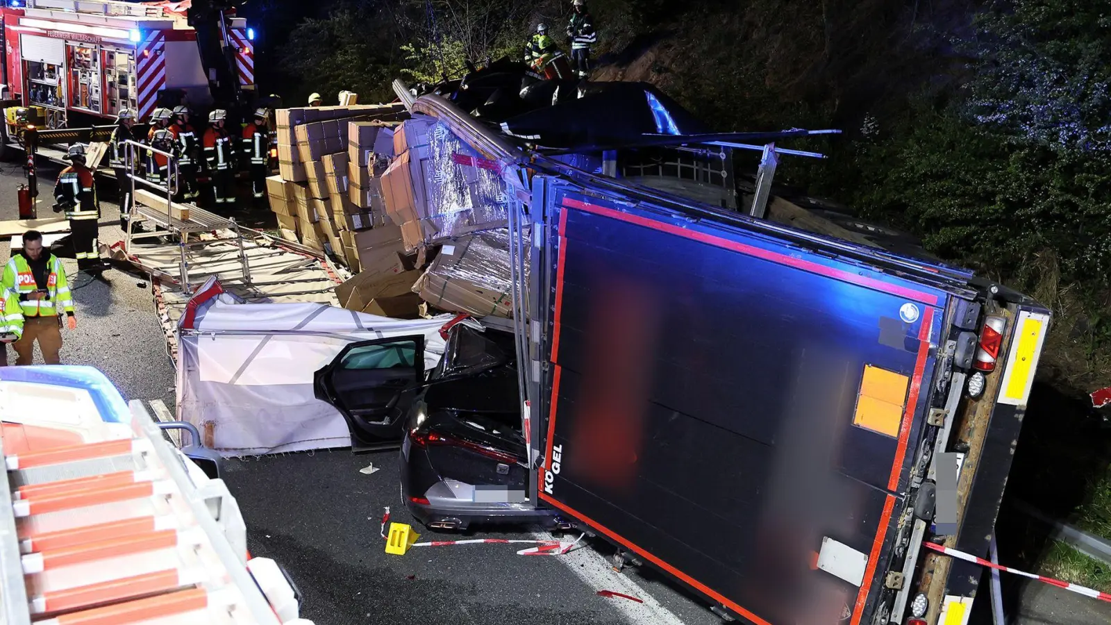 Ein Mensch ist bei einem Unfall mit einem Lastwagen auf der A3 gestorben. (Foto: Ralf Hettler/dpa)
