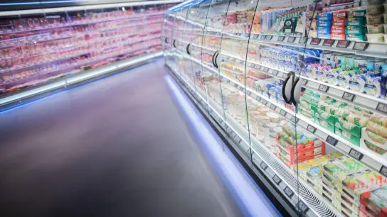 Vor allem bei der Kühlung von Lebensmitteln wenden Supermärkte viel Energie auf. Doch Einsparpotenzial sehen Händler eher bei der Beleuchtung. (Foto: Rolf Vennenbernd/dpa)