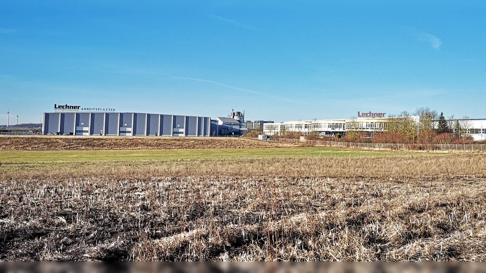 Bei dem Gelände, um das es geht, handelt es sich um den Südteil des ehemaligen Lechner-Areals. Die links zu sehende Halle wird einbezogen in die Planung. (Foto: Jürgen Binder)