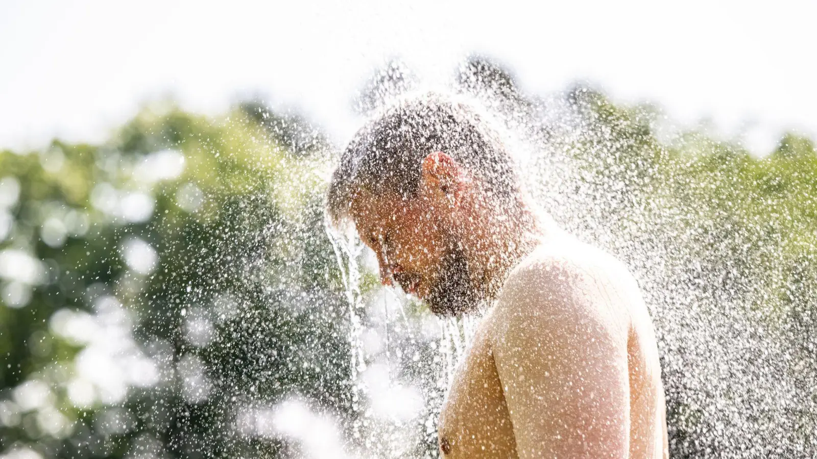 Schwimmbäder boten am Freitag Abkühlung. (Foto: Guido Kirchner/dpa)